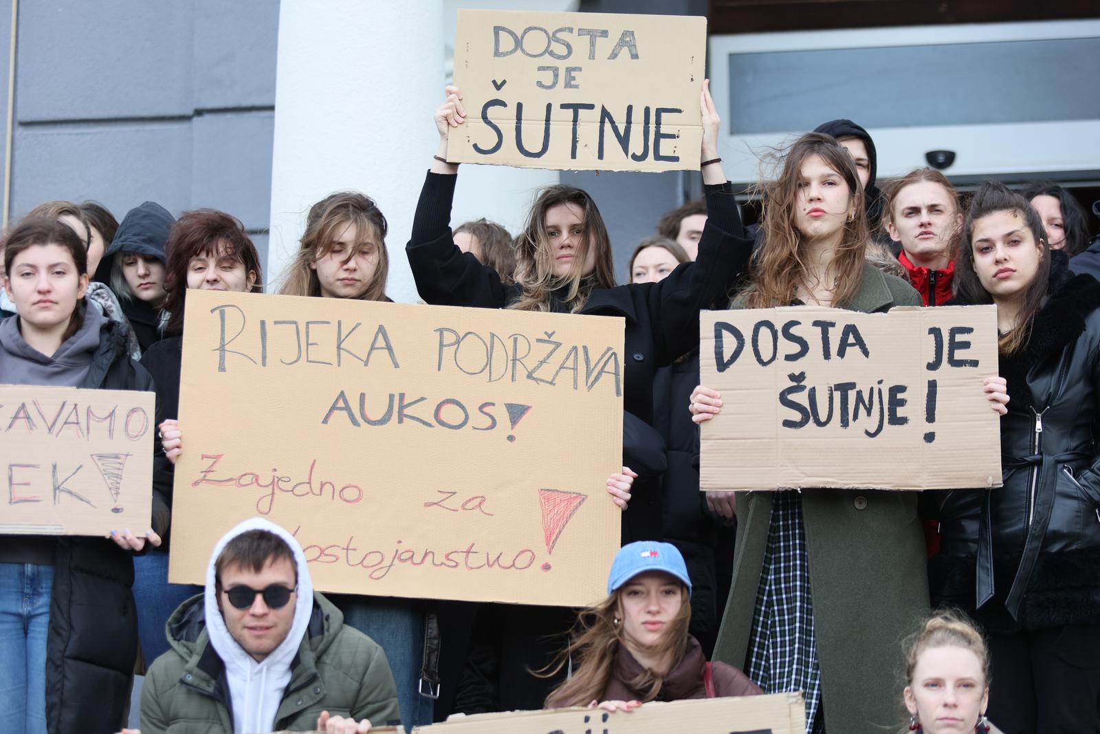 Rijeka: Studenti prosvjeduju protiv nasilja na fakultetu u Osijeku Rijeka: Studenti prosvjeduju protiv nasilja na fakultetu u Osijeku