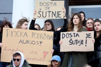 Rijeka: Studenti prosvjeduju protiv nasilja na fakultetu u Osijeku Rijeka: Studenti prosvjeduju protiv nasilja na fakultetu u Osijeku