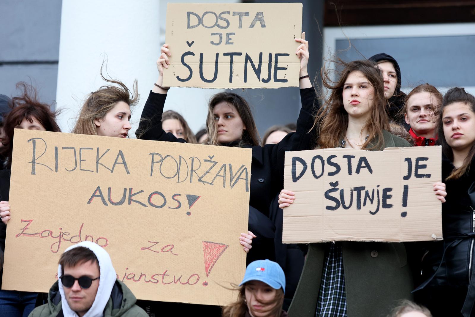 Rijeka: Studenti prosvjeduju protiv nasilja na fakultetu u Osijeku Rijeka: Studenti prosvjeduju protiv nasilja na fakultetu u Osijeku