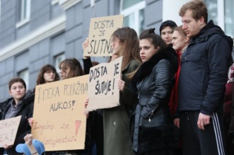 Rijeka: Studenti prosvjeduju protiv nasilja na fakultetu u Osijeku Rijeka: Studenti prosvjeduju protiv nasilja na fakultetu u Osijeku
