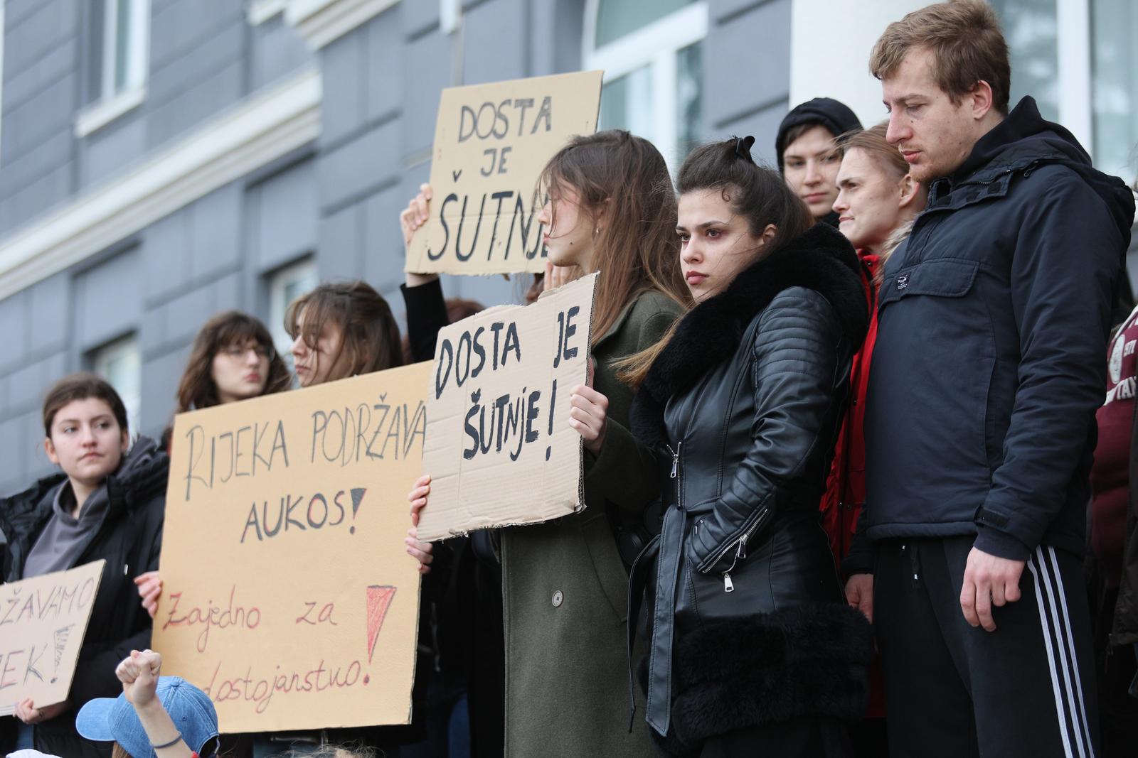 Rijeka: Studenti prosvjeduju protiv nasilja na fakultetu u Osijeku Rijeka: Studenti prosvjeduju protiv nasilja na fakultetu u Osijeku
