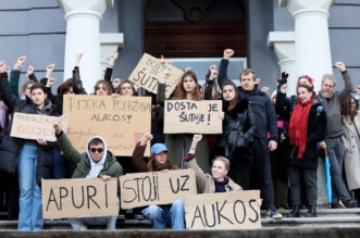 Rijeka: Studenti prosvjeduju protiv nasilja na fakultetu u Osijeku Rijeka: Studenti prosvjeduju protiv nasilja na fakultetu u Osijeku