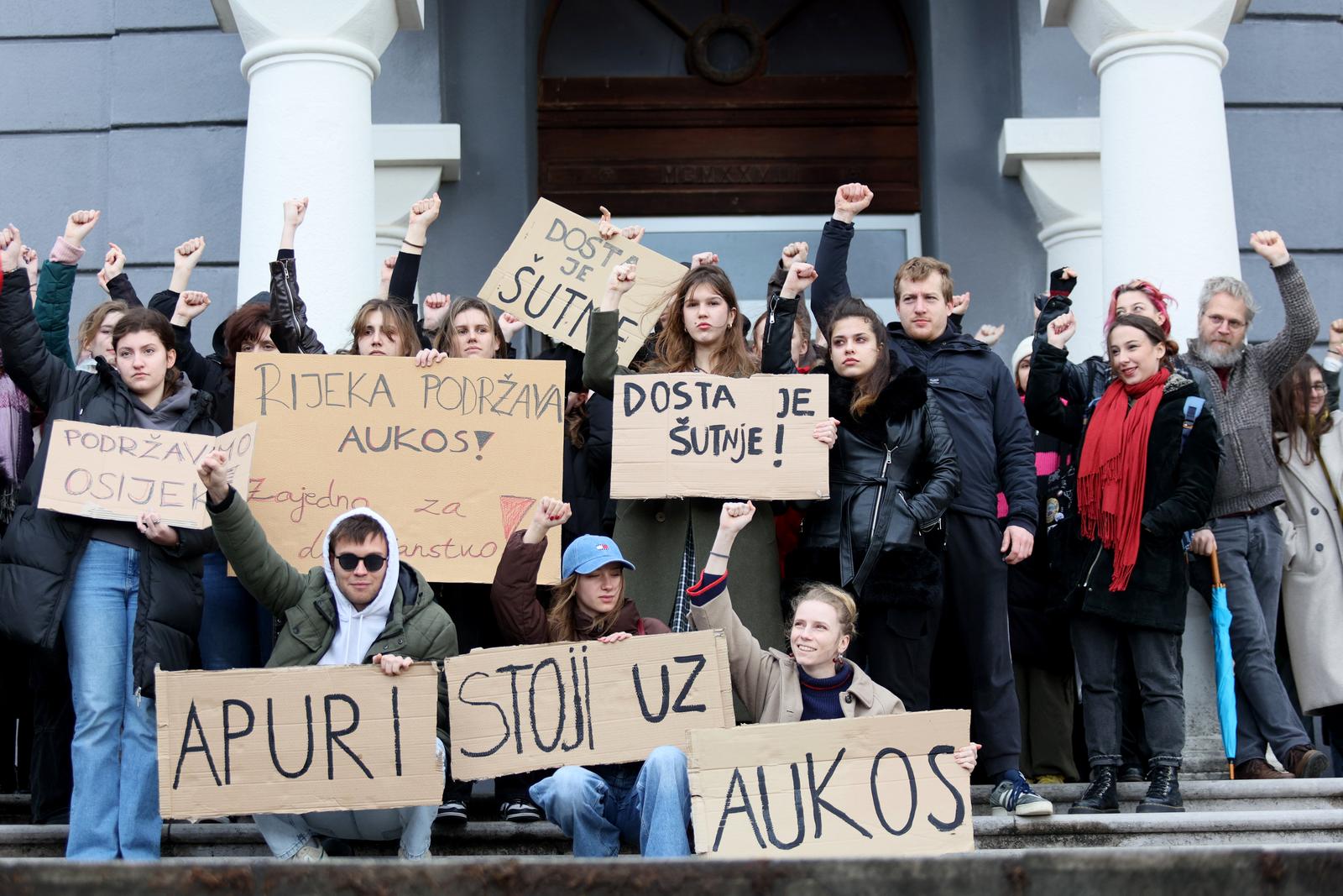 Rijeka: Studenti prosvjeduju protiv nasilja na fakultetu u Osijeku Rijeka: Studenti prosvjeduju protiv nasilja na fakultetu u Osijeku