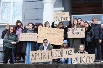Rijeka: Studenti prosvjeduju protiv nasilja na fakultetu u Osijeku Rijeka: Studenti prosvjeduju protiv nasilja na fakultetu u Osijeku
