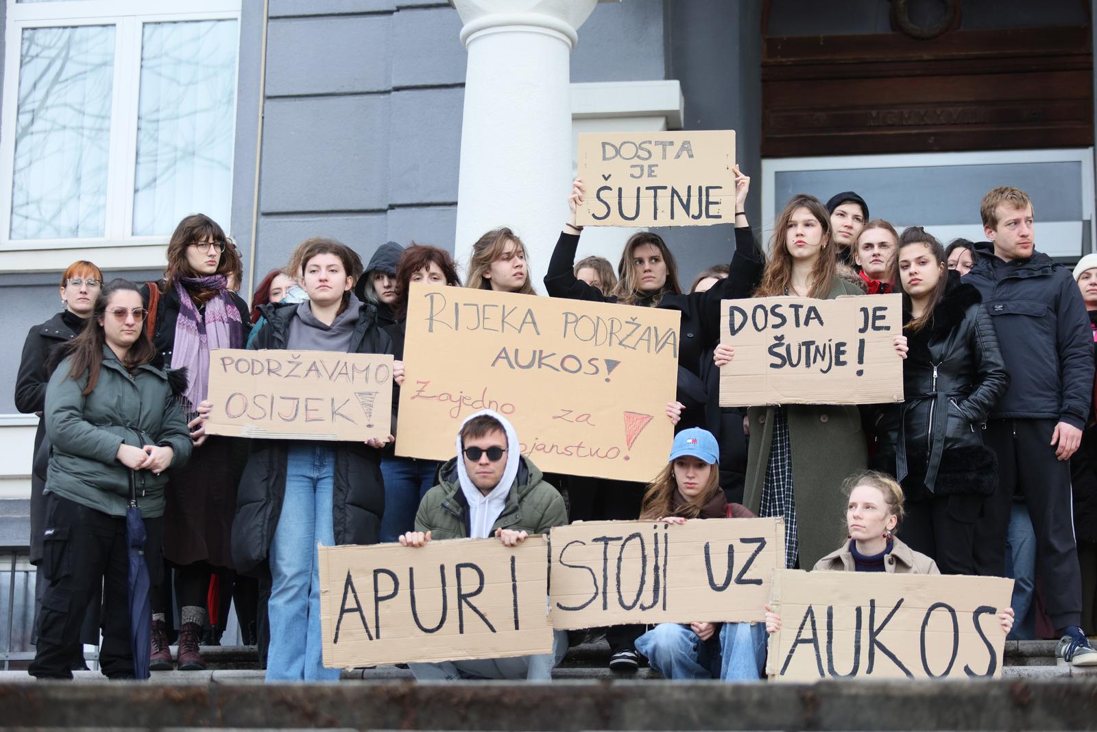 Rijeka: Studenti prosvjeduju protiv nasilja na fakultetu u Osijeku Rijeka: Studenti prosvjeduju protiv nasilja na fakultetu u Osijeku