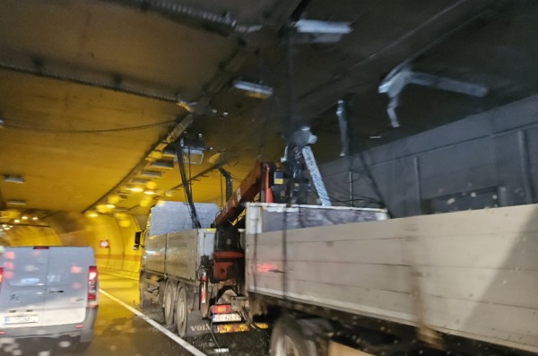 TUNEL PEĆINE KAMION ČITATELJ