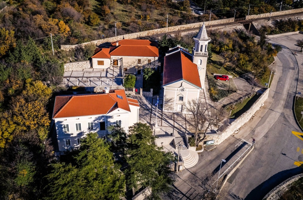 kostrena kuća kostrenskih pomoraca iz zraja dron panorama kostrena kuća kostrenskih pomoraca iz zraja dron panorama