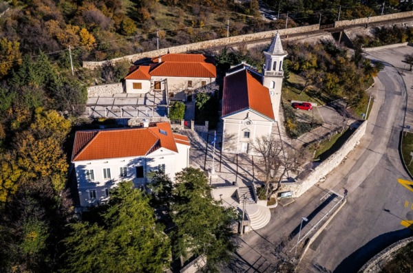 kostrena kuća kostrenskih pomoraca iz zraja dron panorama
