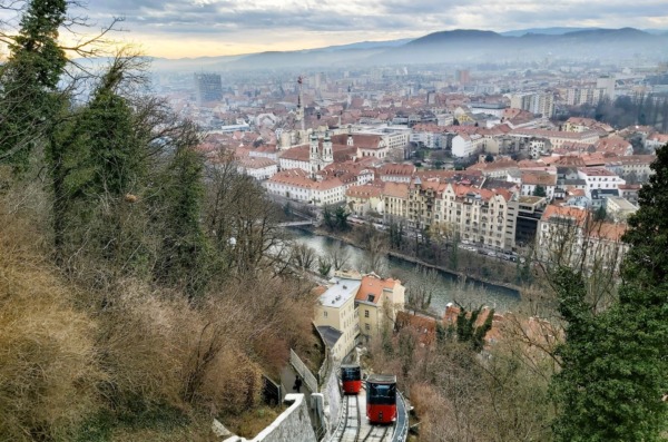 GRAZ daniela-turcanu-ZxR3uOSqxlM-unsplash