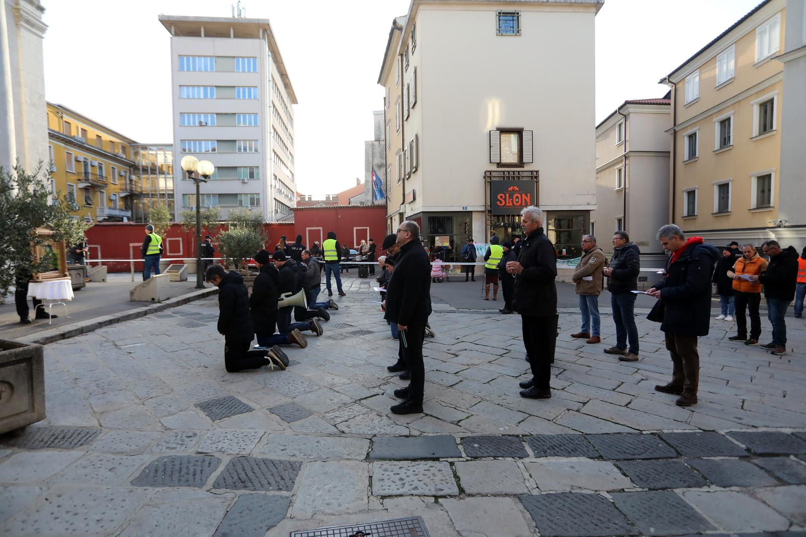 Rijeka: Molitelji i prosvjednici pred katedralom Svetog Vida Rijeka: Molitelji i prosvjednici pred katedralom Svetog Vida