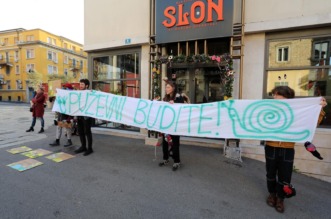 Rijeka: Molitelji i prosvjednici pred katedralom Svetog Vida Rijeka: Molitelji i prosvjednici pred katedralom Svetog Vida