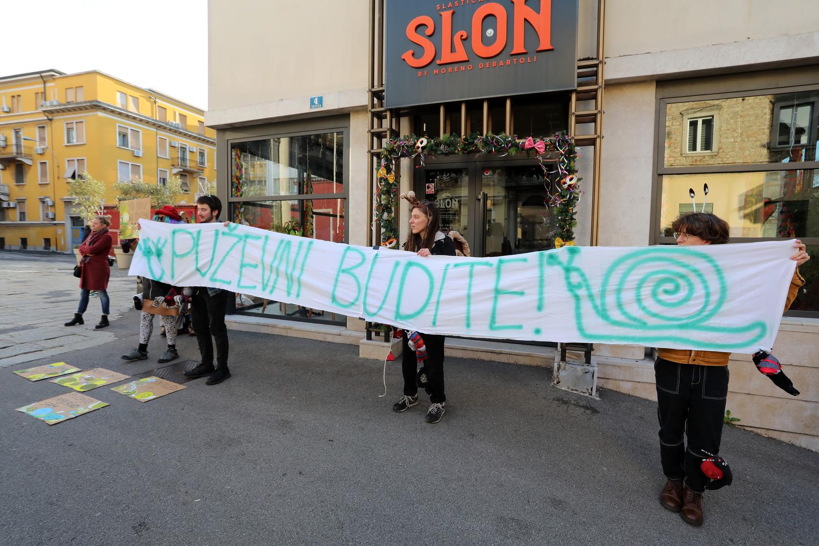 Rijeka: Molitelji i prosvjednici pred katedralom Svetog Vida Rijeka: Molitelji i prosvjednici pred katedralom Svetog Vida