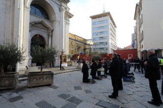 Rijeka: Molitelji i prosvjednici pred katedralom Svetog Vida Rijeka: Molitelji i prosvjednici pred katedralom Svetog Vida