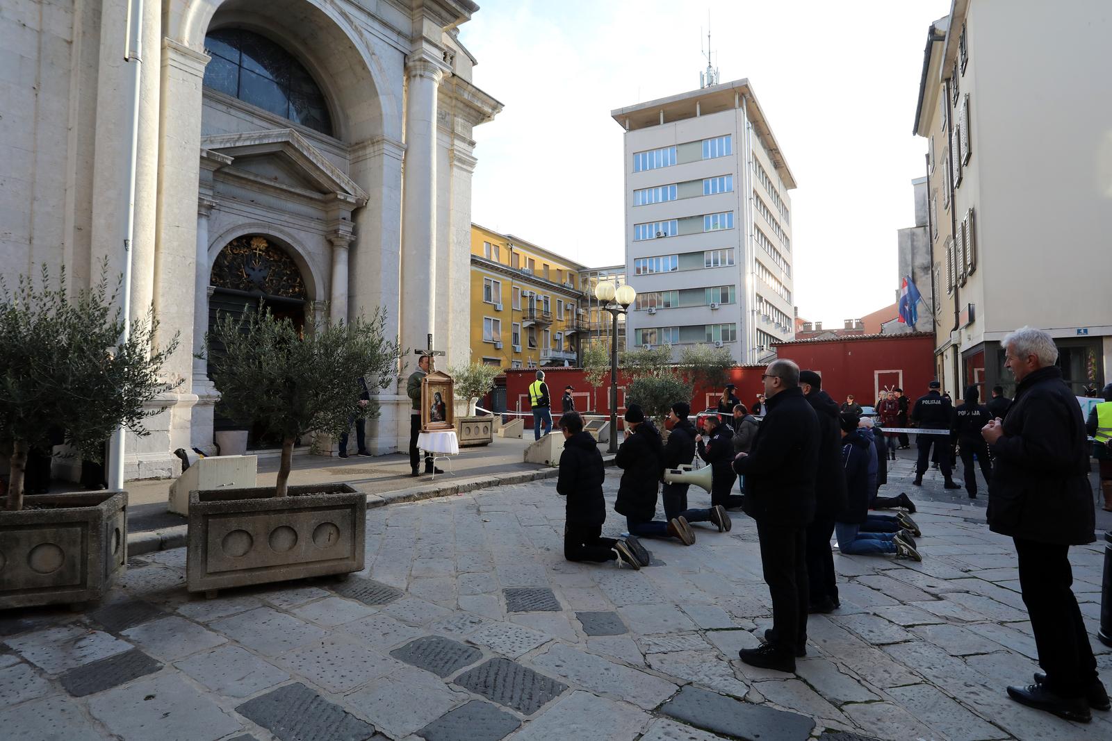 Rijeka: Molitelji i prosvjednici pred katedralom Svetog Vida Rijeka: Molitelji i prosvjednici pred katedralom Svetog Vida