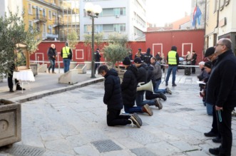 Rijeka: Molitelji i prosvjednici pred katedralom Svetog Vida Rijeka: Molitelji i prosvjednici pred katedralom Svetog Vida