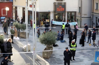 Rijeka: Molitelji i prosvjednici pred katedralom Svetog Vida Rijeka: Molitelji i prosvjednici pred katedralom Svetog Vida