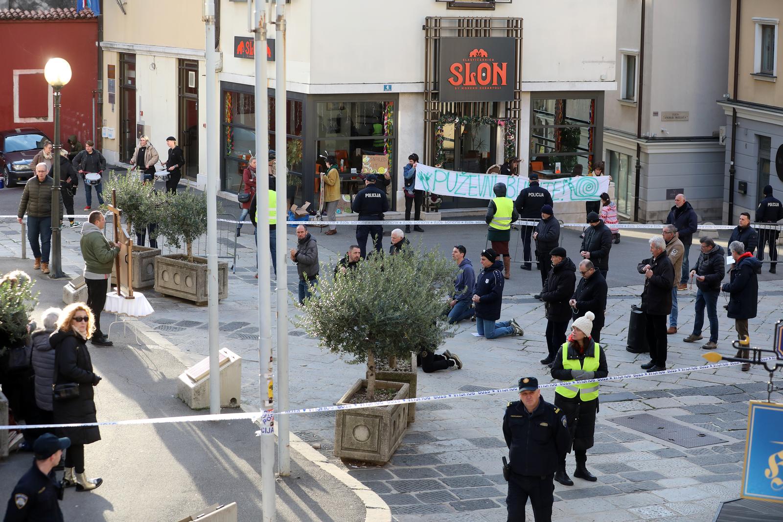 Rijeka: Molitelji i prosvjednici pred katedralom Svetog Vida Rijeka: Molitelji i prosvjednici pred katedralom Svetog Vida