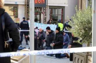 Rijeka: Molitelji i prosvjednici pred katedralom Svetog Vida Rijeka: Molitelji i prosvjednici pred katedralom Svetog Vida