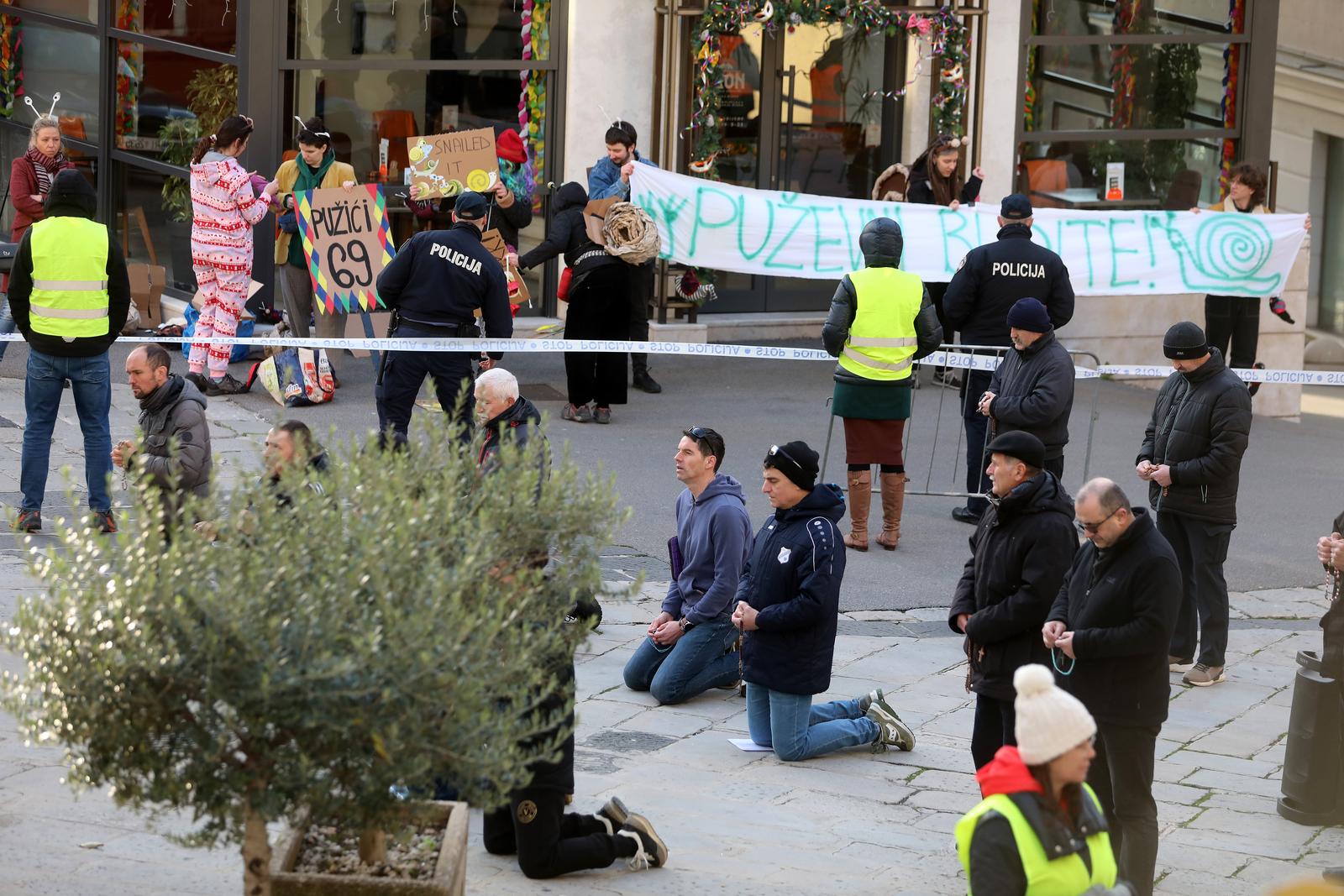 Rijeka: Molitelji i prosvjednici pred katedralom Svetog Vida Rijeka: Molitelji i prosvjednici pred katedralom Svetog Vida
