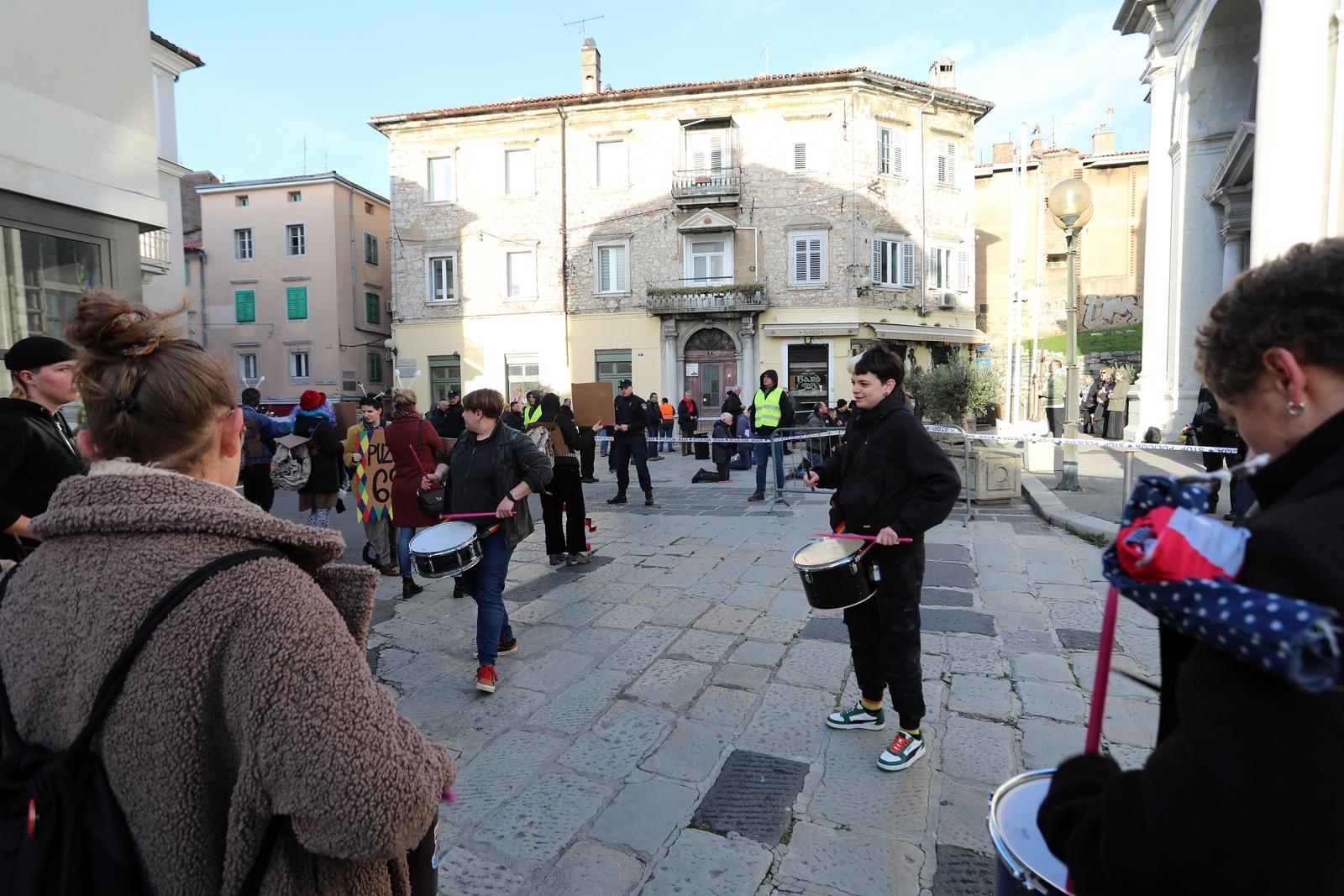 Rijeka: Molitelji i prosvjednici pred katedralom Svetog Vida. Rijeka: Molitelji i prosvjednici pred katedralom Svetog Vida.
