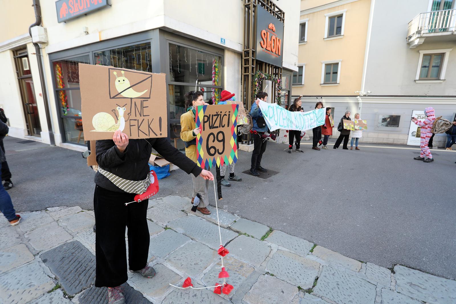 Rijeka: Molitelji i prosvjednici pred katedralom Svetog Vida. Rijeka: Molitelji i prosvjednici pred katedralom Svetog Vida.