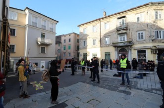 Rijeka: Molitelji i prosvjednici pred katedralom Svetog Vida. Rijeka: Molitelji i prosvjednici pred katedralom Svetog Vida.