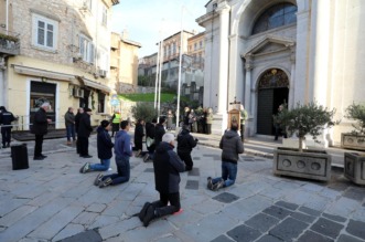 Rijeka: Molitelji i prosvjednici pred katedralom Svetog Vida. Rijeka: Molitelji i prosvjednici pred katedralom Svetog Vida.