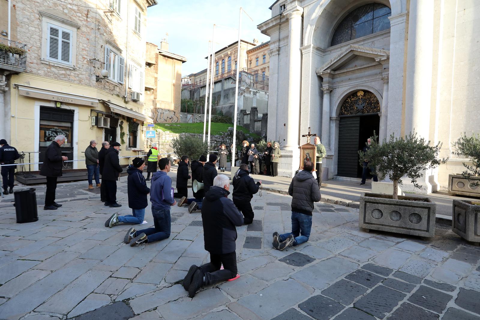 Rijeka: Molitelji i prosvjednici pred katedralom Svetog Vida. Rijeka: Molitelji i prosvjednici pred katedralom Svetog Vida.