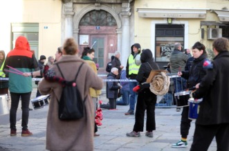 Rijeka: Molitelji i prosvjednici pred katedralom Svetog Vida. Rijeka: Molitelji i prosvjednici pred katedralom Svetog Vida.