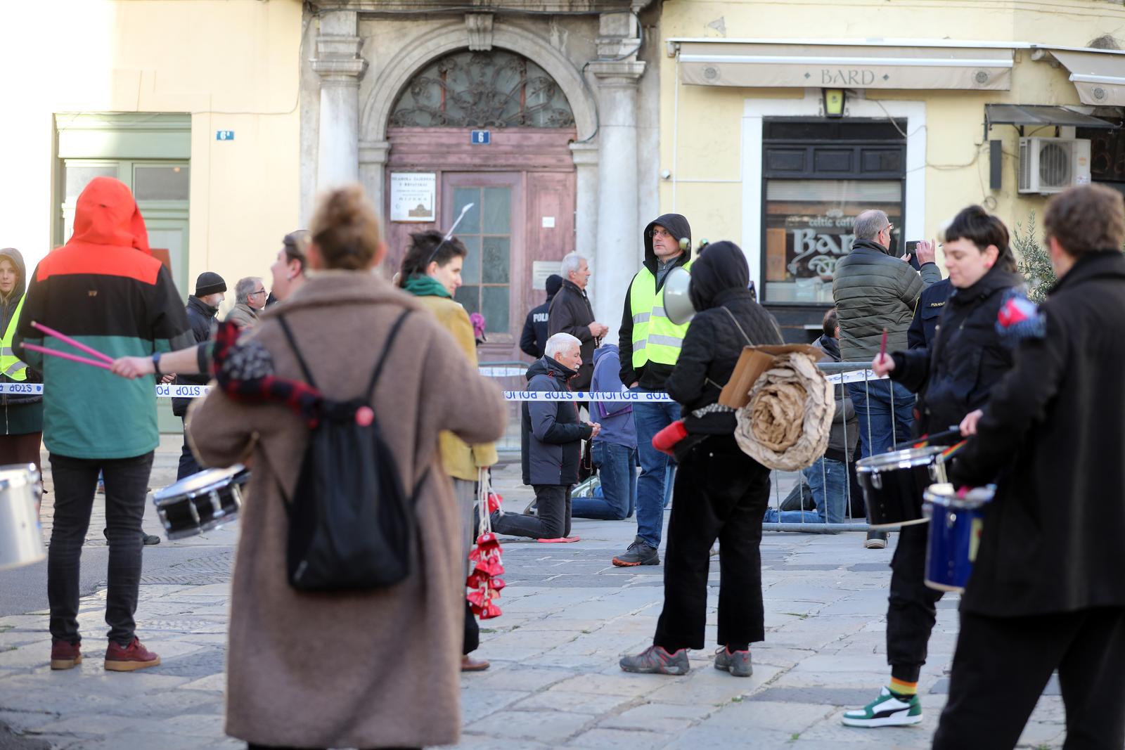 Rijeka: Molitelji i prosvjednici pred katedralom Svetog Vida. Rijeka: Molitelji i prosvjednici pred katedralom Svetog Vida.