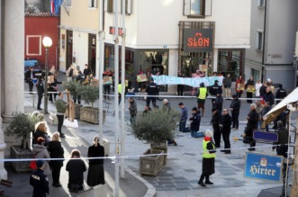 Rijeka: Molitelji i prosvjednici pred katedralom Svetog Vida. Rijeka: Molitelji i prosvjednici pred katedralom Svetog Vida.