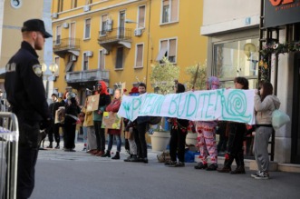 Rijeka: Molitelji i prosvjednici pred katedralom Svetog Vida. Rijeka: Molitelji i prosvjednici pred katedralom Svetog Vida.