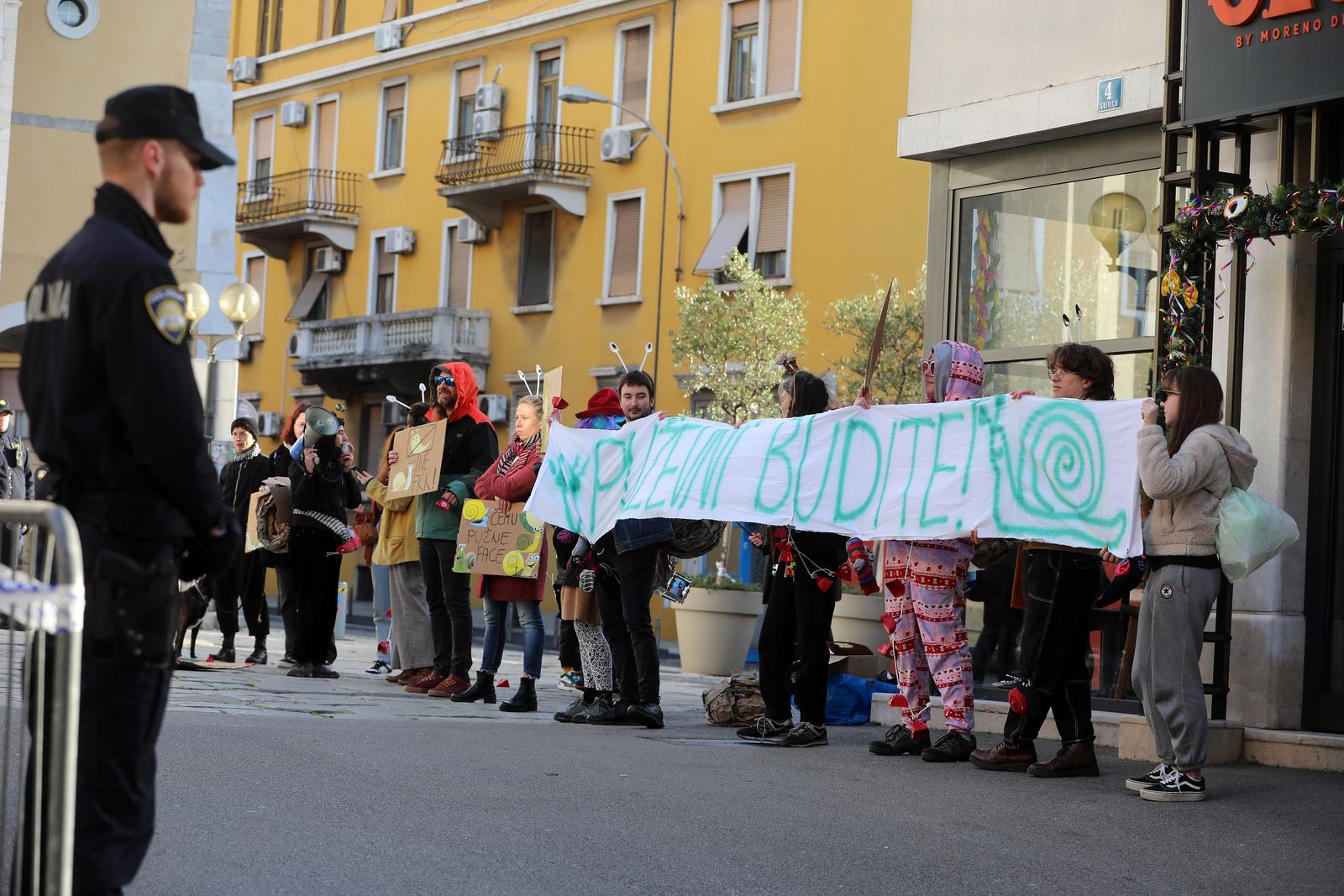 Rijeka: Molitelji i prosvjednici pred katedralom Svetog Vida. Rijeka: Molitelji i prosvjednici pred katedralom Svetog Vida.