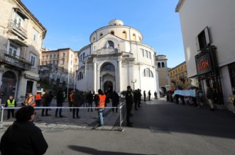 Rijeka: Molitelji i prosvjednici pred katedralom Svetog Vida. Rijeka: Molitelji i prosvjednici pred katedralom Svetog Vida.