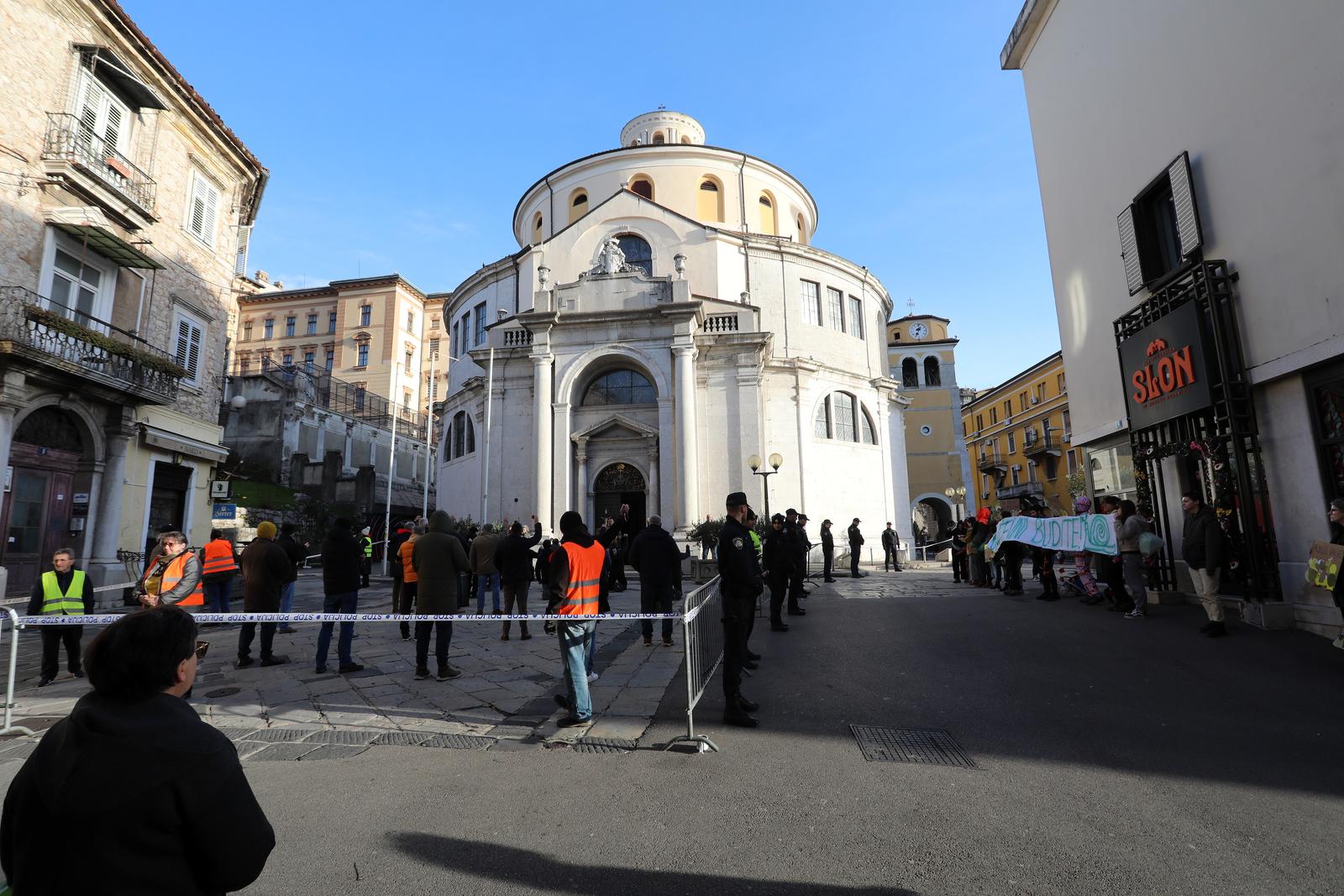 Rijeka: Molitelji i prosvjednici pred katedralom Svetog Vida. Rijeka: Molitelji i prosvjednici pred katedralom Svetog Vida.