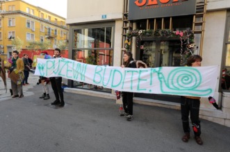 Rijeka: Molitelji i prosvjednici pred katedralom Svetog Vida. Rijeka: Molitelji i prosvjednici pred katedralom Svetog Vida.