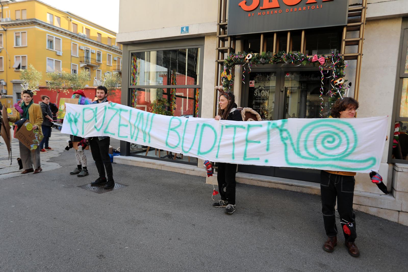 Rijeka: Molitelji i prosvjednici pred katedralom Svetog Vida. Rijeka: Molitelji i prosvjednici pred katedralom Svetog Vida.