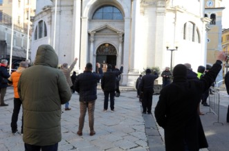 Rijeka: Molitelji i prosvjednici pred katedralom Svetog Vida. Rijeka: Molitelji i prosvjednici pred katedralom Svetog Vida.