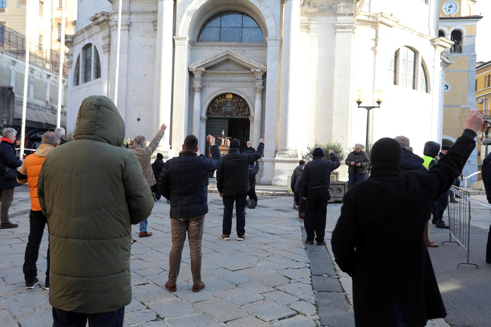 Rijeka: Molitelji i prosvjednici pred katedralom Svetog Vida. Rijeka: Molitelji i prosvjednici pred katedralom Svetog Vida.