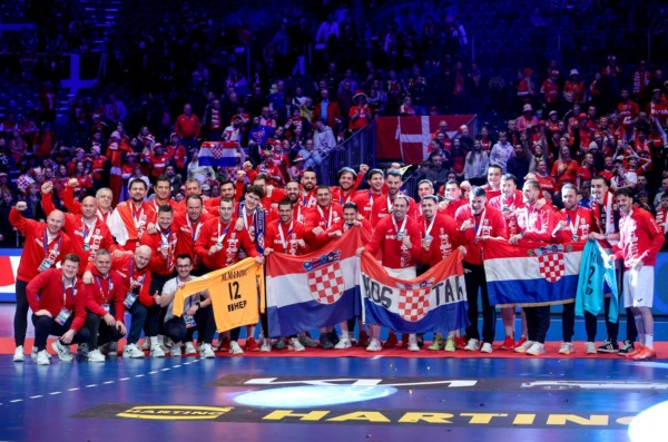 Zajednička fotografija  Hrvatske rukometne reprezentacija koja je osvojila  srebrnu medalju na Svjetskom prvenstvu