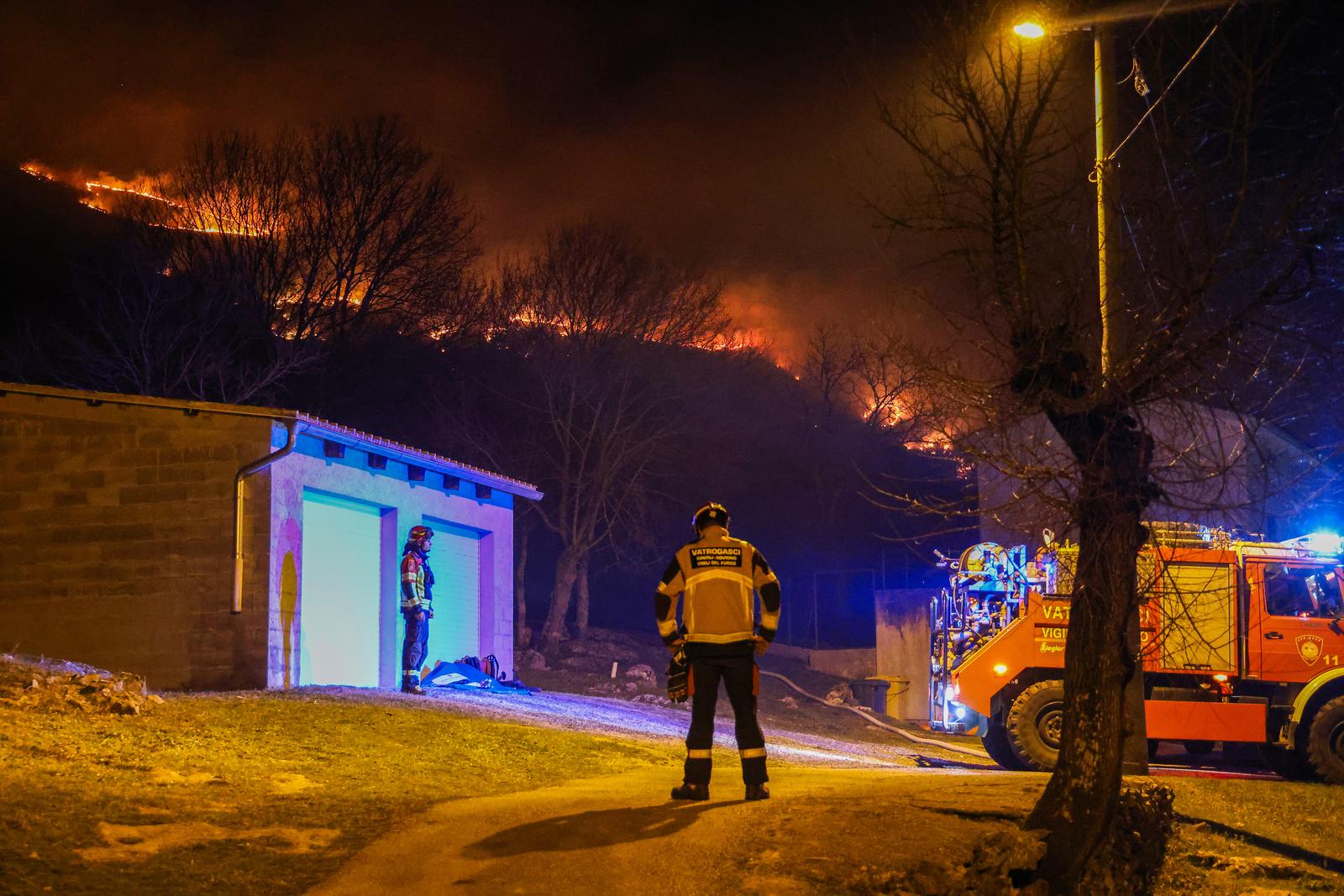Požar koji je  poslijepodne izbio podno Učke sad je pod kontrolom