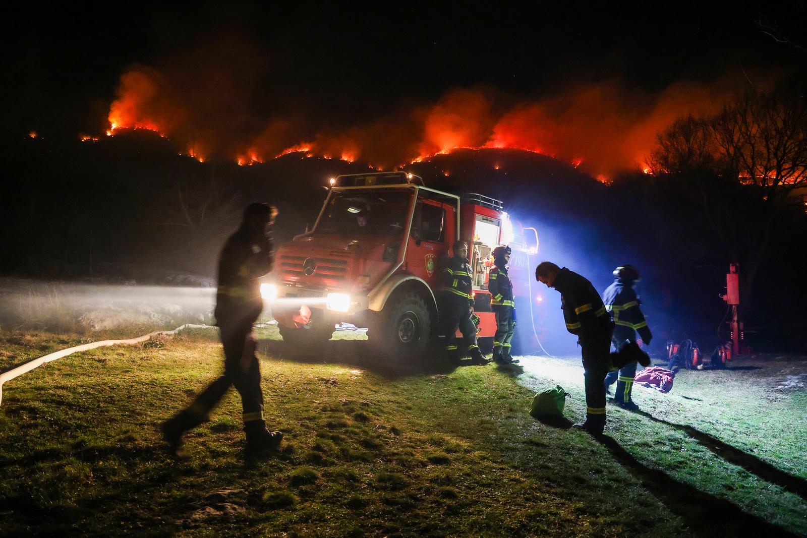 Požar koji je  poslijepodne izbio podno Učke sad je pod kontrolom
