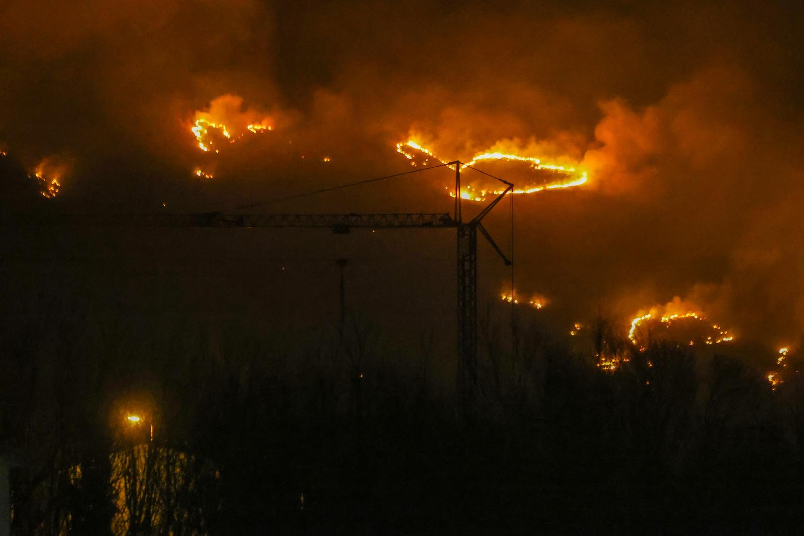 Požar koji je  poslijepodne izbio podno Učke sad je pod kontrolom