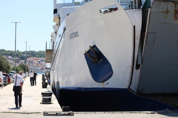 Mali Lošinj: U tijeku je očevid nakon što je troje djelatnika Jadrolinije poginulo nakon pada rampe