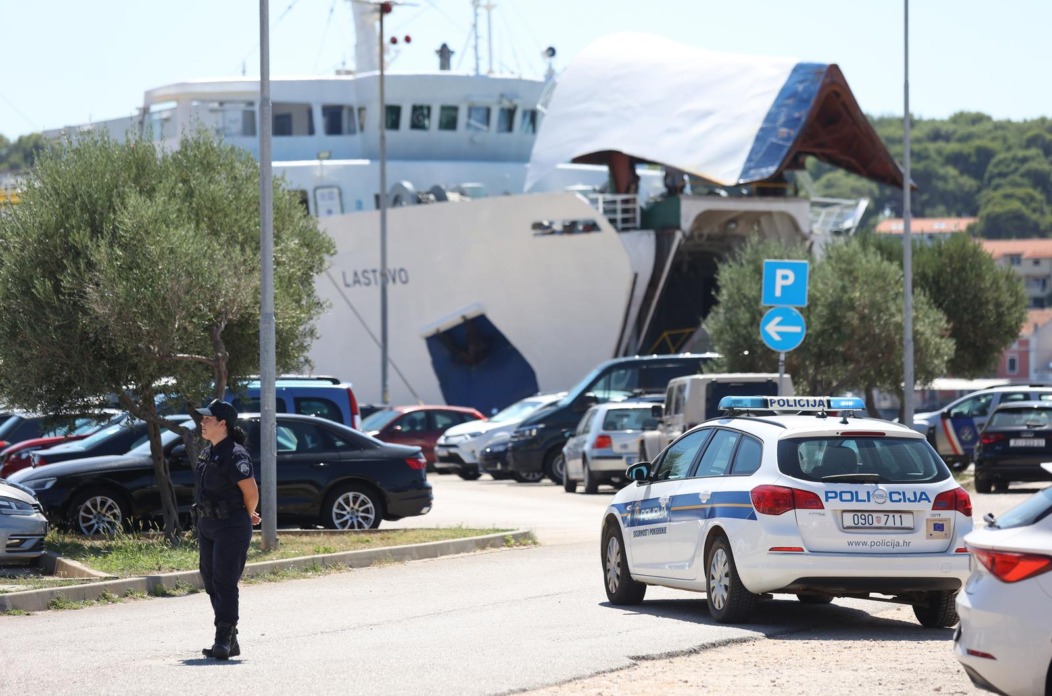 Mali Lošinj: U tijeku je očevid nakon što je troje djelatnika Jadrolinije poginulo nakon pada rampe Mali Lošinj: U tijeku je očevid nakon što je troje djelatnika Jadrolinije poginulo nakon pada rampe