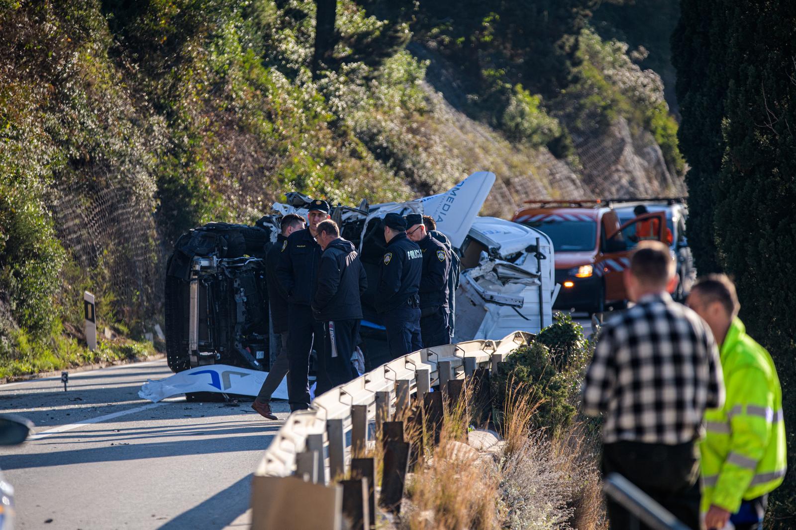 Stijena se odlomila i pala na kombi na magistrali kod Dubrovnika Stijena se odlomila i pala na kombi na magistrali kod Dubrovnika