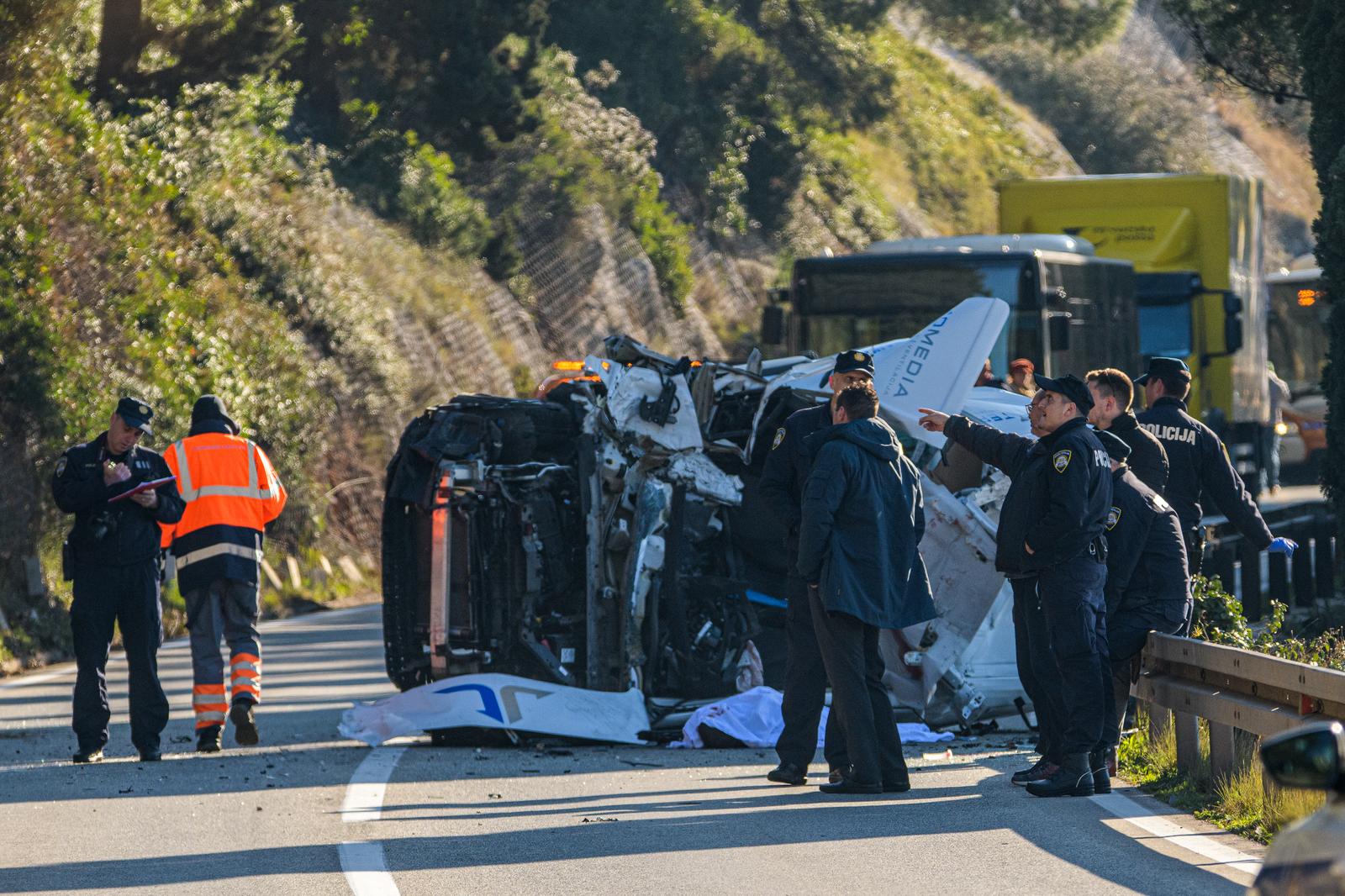 Stijena se odlomila i pala na kombi na magistrali kod Dubrovnika Stijena se odlomila i pala na kombi na magistrali kod Dubrovnika
