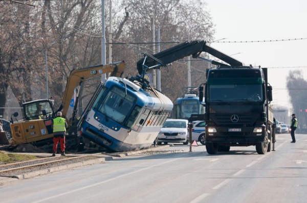 Nesreća u Osijeku, bager udario u tramvaj i prevrnuo ga