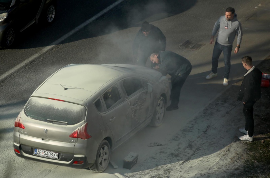 Zagreb: Vatrogasci ugasili požar na automobilu koji se zapalio u vožnji Zagreb: Vatrogasci ugasili požar na automobilu koji se zapalio u vožnji