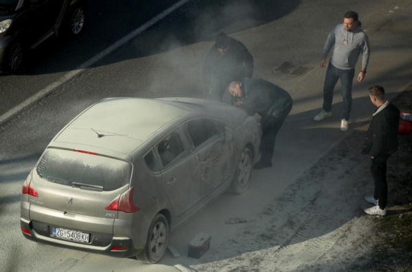 Zagreb: Vatrogasci ugasili požar na automobilu koji se zapalio u vožnji
